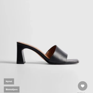 Svarta klackar med öppen tå - Säljer dessa svarta klackar med öppen tå från nakd i storlek 41, slutsålda i den storleken säljer för 350 + frakt! Aldrig använda ❤️