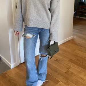 Jeans men hål  - Otroligt snygga jeans! Använda men bara skick🩵🩵 storlek 40 men mer som en 38