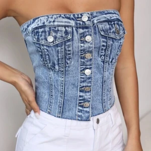 Jeans topp - Var för stor för mig och jättefin. Populär att ha nu så vill ge till någon annan som får användning för den. 