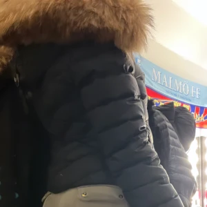 Hollie jacka - Äkta pälsjacka från hollie Stockholm inköp pris omkring 4.200 en gång i tiden väldigt fint och sparsamt använd Storlek 36 hade tippat på en stabil S i storlek. Pälsen väldigt fin samt äkta.  Kan mötas upp i Helsingborg samt frakta med frakt medföljande .