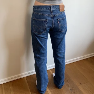 Lågmidjade jeans - Snygga Levis 501 jeans i väldigt bra skick. Midjemått 39 rakt över och Innerbenslängd 83. Skriv vid frågor💕