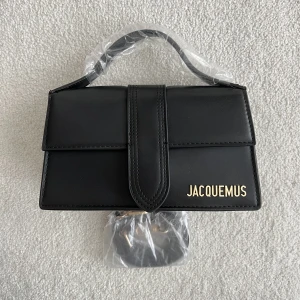 KOPIA VÄSKA  - Säljer en KOPIA av jacquemus väskan, aldrig använd och dustbag följer med (obs! Box följer EJ med) kan tänka mig att gå ner i pris 