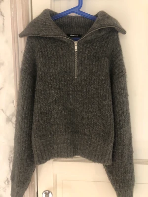 Stickad tröja  - Säljer denna fina tröja som passa perfekt nu till hösten 🍂💘 •Står inte för frakten 