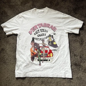 Vertabrae T-Shirt - Sälja denna Vertabrae tröjan eftersom den är alldeles för liten för mig. Den är ny och test använd.