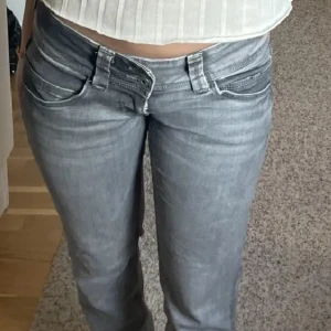 Grå pepe jeans - Säljer mina super fina pepejeans i grått! Storlek 25,30💘 skriv ifall ni har frågor eller funderingar! Pris kan diskuteras!