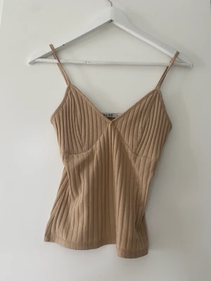Topp na-kd S - Beige linne med tunna axelband från NA KD