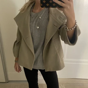 Trekvartsärmad kappa - Så söt kort kappa med trekvart från Zara😍😍Så fina detaljer med knapparna! Jag är 160 för referens🫶🏼