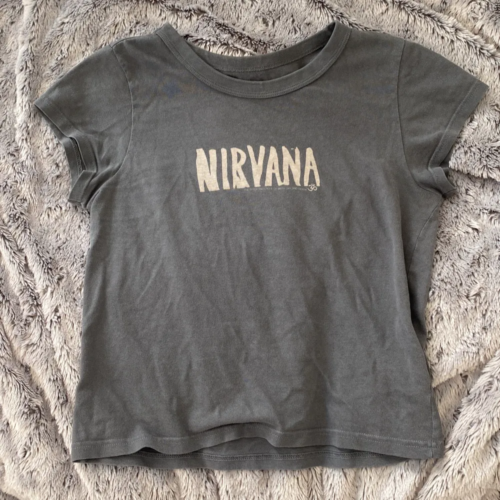 Baby-tee med Nirvana tryck från Brandy Melville, bra skick, säljer pga ingen användning, skriv privat om du har frågor 💕. T-shirts.