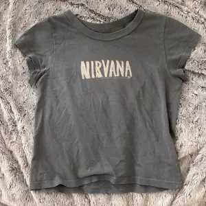 Baby-tee med Nirvana tryck från Brandy Melville, bra skick, säljer pga ingen användning, skriv privat om du har frågor 💕
