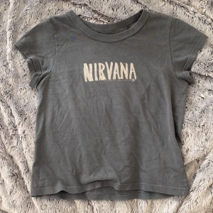 Brandy Melville Baby-Tee - Baby-tee med Nirvana tryck från Brandy Melville, bra skick, säljer pga ingen användning, skriv privat om du har frågor 💕