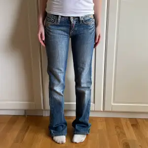 Så snygga Lågmidjade vintage jeans från Replay (1981)💕Midjemått:72cm Innerbenslängd: 76cm