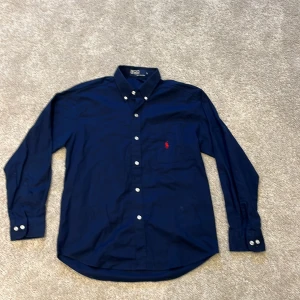 Polo skjorta - Säljer ni denna jätte snygga polo Ralph lauren skjorta👍👌 Storlek: M Pris: 399kr Skick:9/10