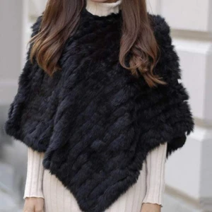 Äkta pälsponcho - Poncho i svart kaninpäls🖤One size, passar mig som bär storlek S-M. Nypris 1400kr, mitt pris 250kr. Första bilden är lånad från Malungs, länk till deras annons: https://www.malungs.se/produkt/poncho-i-pals-svart/ 