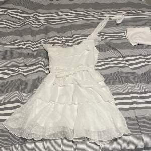 en fin vit klänning. orginalpris 160🤍
