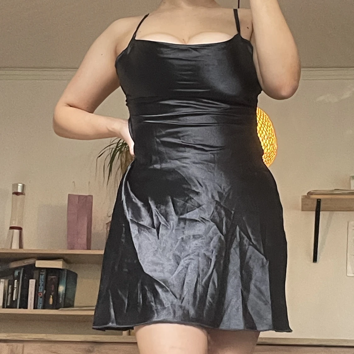 Svart satin klänning  - 90