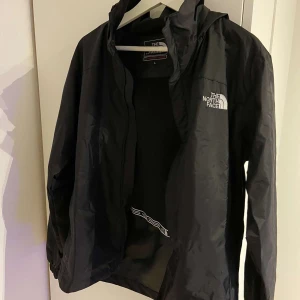 The North Face vindjacka - Fin vindjacka i nyskick. Den är i storlek L men passar närmre S. Hör av er vid några frågor!