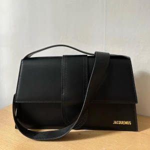 JACQUEMUS Le Bambinou bag - Bild 3 lånad så man ser storleks referens. Aldrig använd. Köpt second hand i Italien. Vet inte om den är äkta. Inga defekter eller fläckar. Storlek: 34x17 ✨
