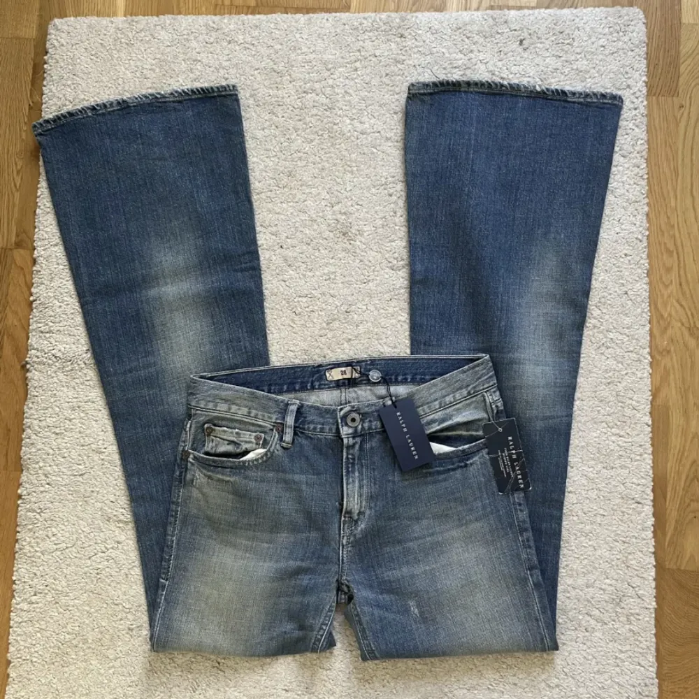 Helt nya Ralph Lauren jeans med lappen kvar 💕 så himla snygga men passade inte mig Midjemått: 72cm innebenslängd: 86cm. Jeans & Byxor.