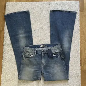 Helt nya Ralph Lauren jeans med lappen kvar 💕 så himla snygga men passade inte mig Midjemått: 72cm innebenslängd: 86cm