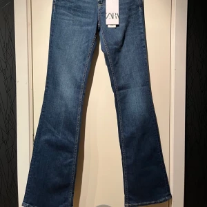 Jeans - Ett par Low rais slim Bootcut jeans från zara i storlek 36. Använda fåtal gånger
