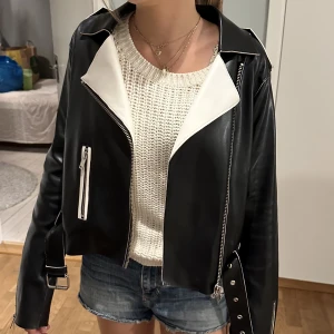 Skinnjacka - Svart skinnjacka men vita detaljer från Gina tricot🖤🤍