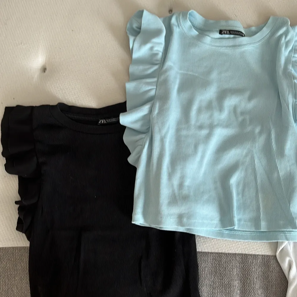 Säljer dessa tre tröjor från zara med volang ärmar, alla tre för 200 eller 75 kr styck💖st. M i svart och vit men små i storlek, S i den blåa. Toppar.