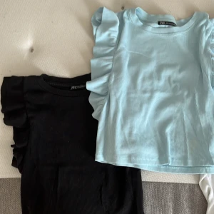 Zara tröja - Säljer dessa tre tröjor från zara med volang ärmar, alla tre för 200 eller 75 kr styck💖st. M i svart och vit men små i storlek, S i den blåa