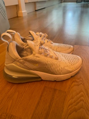Nike Air 27 C - Använda ett fåtal gånger därav lite smutsiga men dom är i fint skick annars. Dom är lite små i storleken 