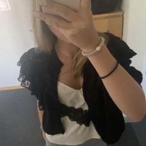 Zara kofta - As snygg kortärmad kofta från zara. Inga defekter. Knappt använd💕