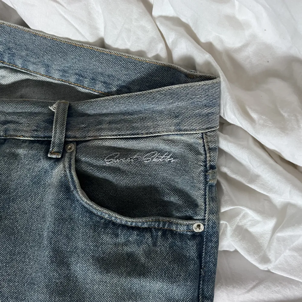 Säljer dessa baggy jeans från sweet Sktbs då de inte kommer till användning. För referens så är jag 172. De är lite slitna längst ner på benen men det är inget man tänker på. . Jeans & Byxor.