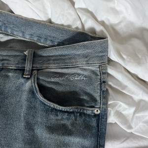 Säljer dessa baggy jeans från sweet Sktbs då de inte kommer till användning. För referens så är jag 172. De är lite slitna längst ner på benen men det är inget man tänker på. 