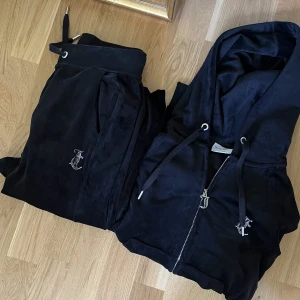 Juicy couture set  - Helt nytt juicy Couture set i svart med rhinestone bak till. Jätte fint och använt 1 gång. Säljs pga inte min stil. Nypris 1900kr säljer för 1000kr