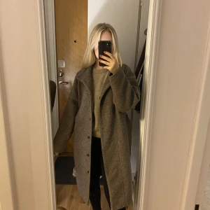 Ullkappa  - Säljer denna ullkappa ifrån ichi, nypris 2299. Aldrig använd, så den är så gott som ny. Säljer pågrund av att den inte kommer till användning. 