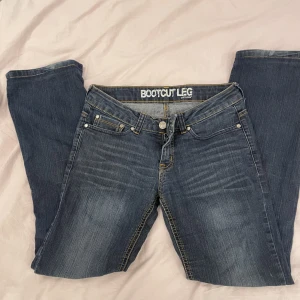 Lågmidjade jeans - Säljer dessa Lågmidjade jeans som ej passar mig. De är i super fint skick, passar storlek S 💕