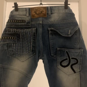 Lågmidjade oversize jeans🍃 - Riktigt coola jeans. Med ton av detaljer i fram och bak. Rhinestones och fickor i massvis. Passar konstigt på mig och har inga bilder hur dom ser ut på. Men riktigt coola med ett snyggt skärp🤩Ingen aning strl men kan vara ca M herr storlek