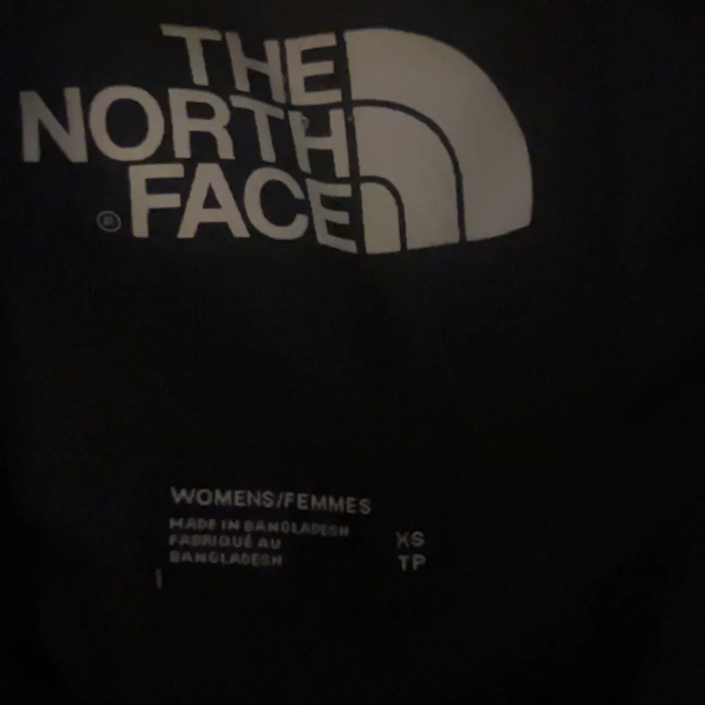 säljer min northface jacka för den kmr inte till användning 💞💞 den är i jätte bra skick skriv för mer bilder 💋💋 den e köpt för ca 3000 ny. Jackor.
