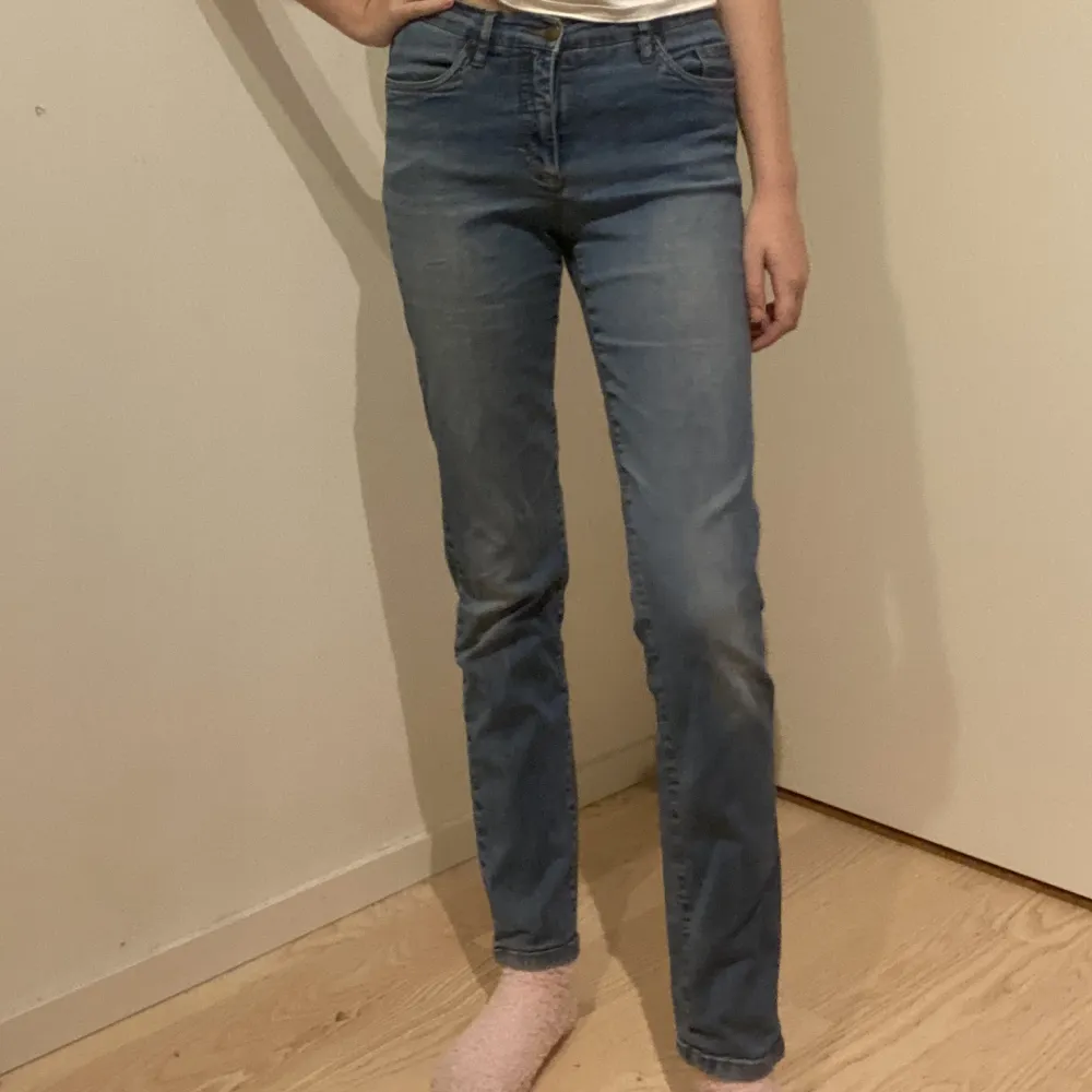 High waisted jeans från John Baner i storlek 38. Säljer då de inte kommer till användning . Jeans & Byxor.