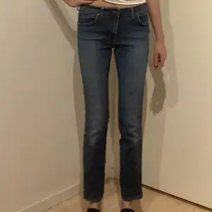Low waisted jeans från Caitlin i storlek W30 L34. Säljer då de inte kommer till användning då de är för korta för mig
