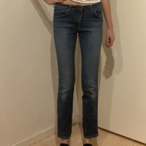 Low waisted jeans från Caitlin - Low waisted jeans från Caitlin i storlek W30 L34. Säljer då de inte kommer till användning då de är för korta för mig