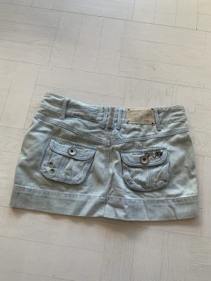 Lågmidjad jeanskjol🤌 - Supersnygg lågmidjad jeanskjol. Kort minikjol. Med tvärsnygga fickor. Ca strl 34/36🥰Passar inte mig så har inga bilder hur den sitter på!