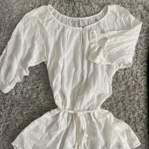 Vit blus - Jag säljer en vit blus som jag inte använder 