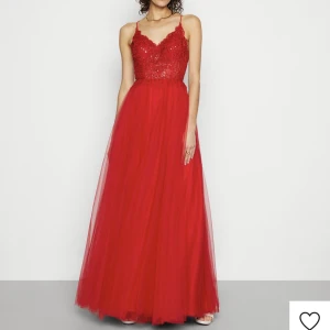 Balklänning  - Säljer min superfina balklänning från mascara. Använd 1 gång. Nypris: 2715 kr, säljer för 1700kr. Storlek 38. Jag är 170 cm lång❤️