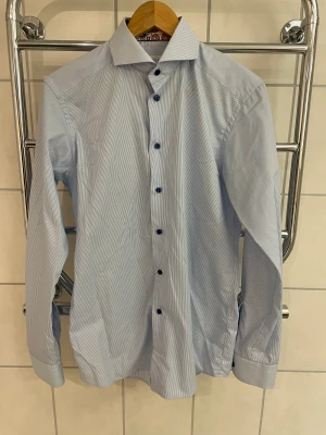 Skjorta Eton blårandig slim - Blårandig skjorta Eton. Storlek slim 15/38. Oanvänd.