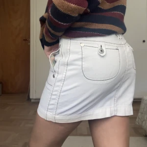 Bik Bok Jeanskjol - Jättefin vit jeanskjol från bik bok i bra skick. Perfekt på hösten till en stickad tröja. Säljer då den inte längre kommer till användning men den var länge en favorit 🤩 Skriv för fler bilder💗Priset kan absolut diskuteras
