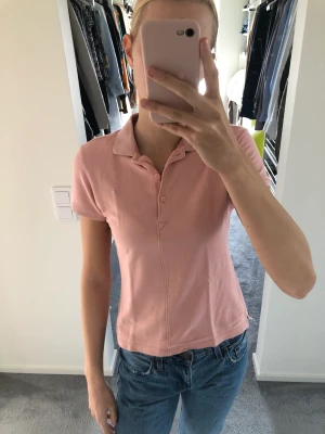 Rosa piké  - Kan användas som vanlig t-shirt eller som golftröja! Jättefin