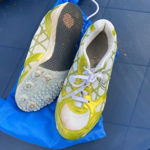 Spikskor - Spikskor. Endast använda fåtal gånger. Stl 38