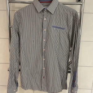 Randig skjorta Savvy citizen large  - Randig skjorta från Savvy Citizen. Storlek large. 