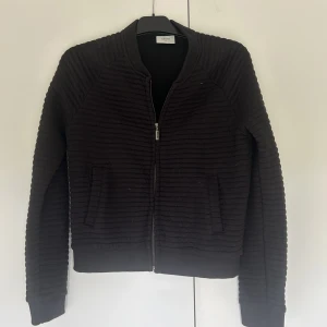 kofta  - Jättefin kofta/jacka som knappt är använd. Den är i storlek barn XL men skulle säga en S/liten M. Ser smutsig ut på bilden men är bara damm som råkat fastna 