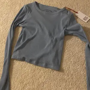 Säljer skit cute topp ish, är inte bekväm i kortare tröjor så har aldrig använt:)
