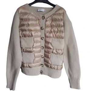 Moncler cardigan - Äkta moncler cardigan säljes. Köptes för 5000 kr på Vestiaire collections och fått den verklighetscheckad. Säljer för 3000 kr. Storlek S. Använd gärna ”köp nu”.